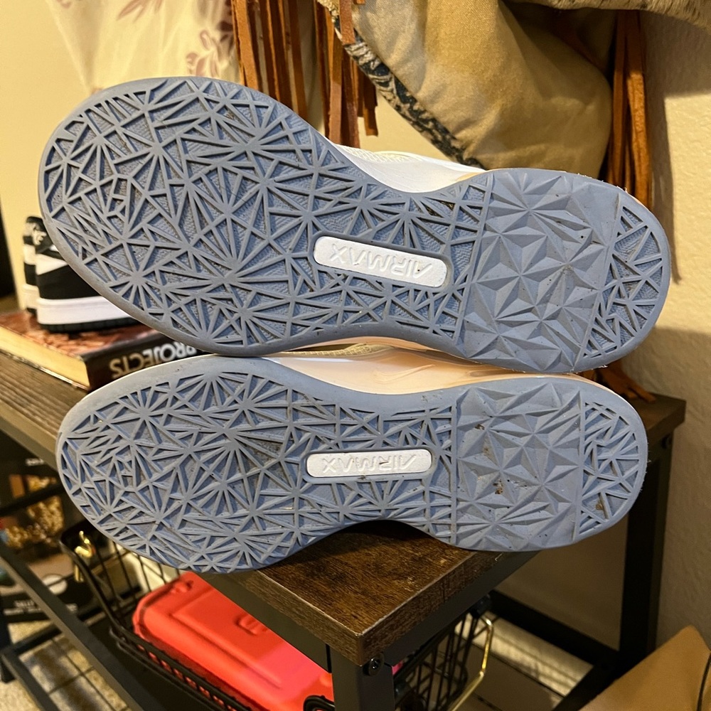 Nike womens shoes wore once - Picture 3 of 4